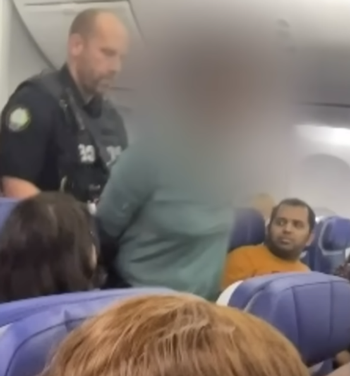 韩国老哥200米高空强开飞机舱门:类似的狼人还真不少!